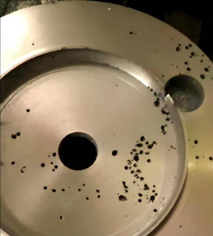 회색 주철 부품에서 피하 다공성의 특성 및 예방 조치