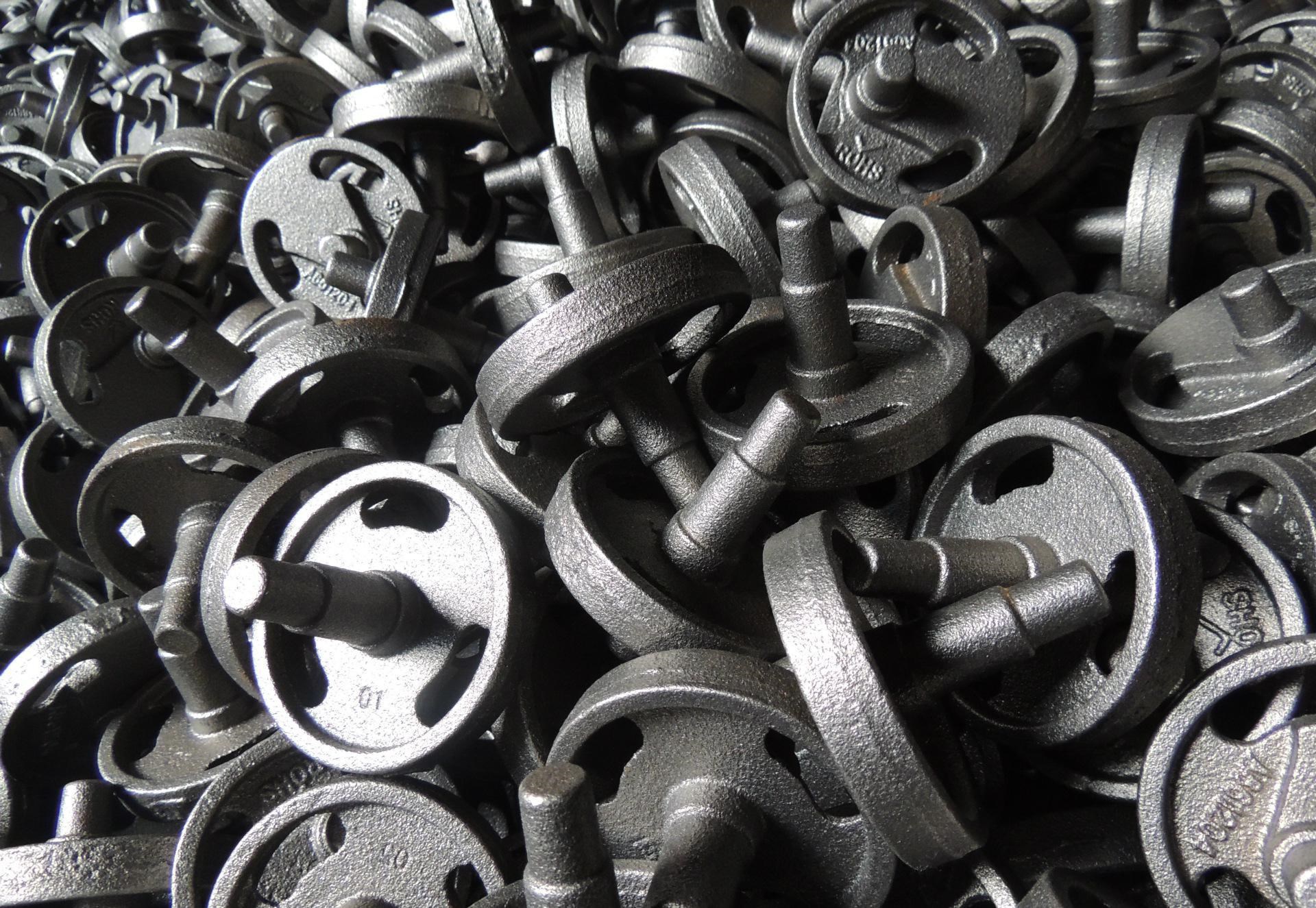 연성 철의 얇은 벽으로 된 작은 부분에서 차가운 단열 결함을 다루는 방법?