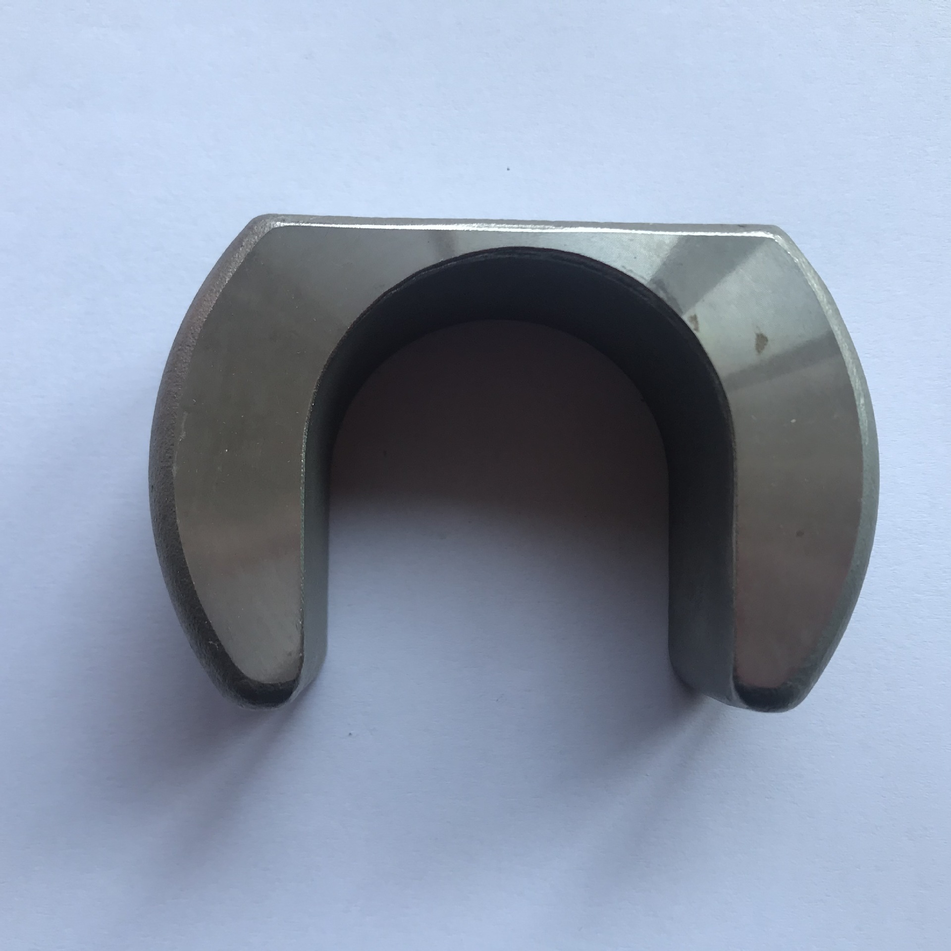 인베스트먼트 성형 과정에서 물유리 모래로 만들어진 쉘이 박리되는 이유는 무엇입니까?