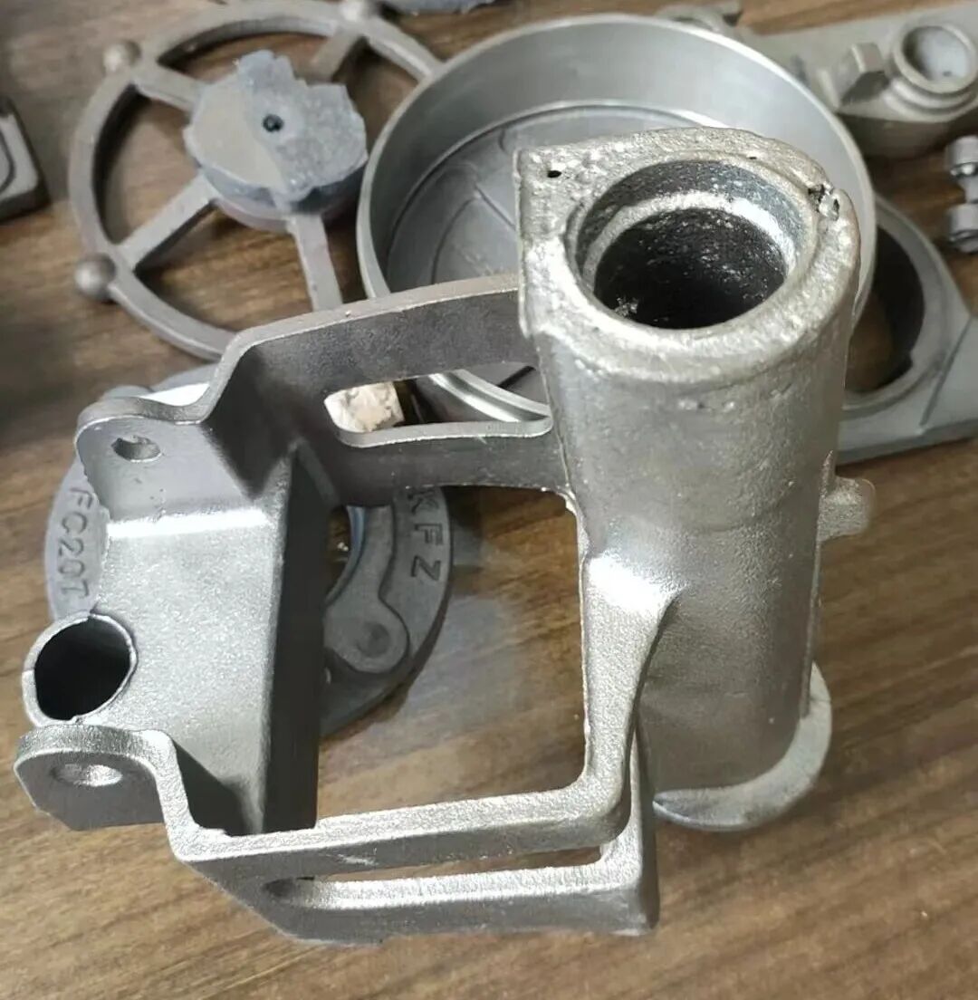 생사 성형 기술을 사용하여 연성 철 부품 생산 중 원통형 관형 모래 코어의 심각한 기공 처리