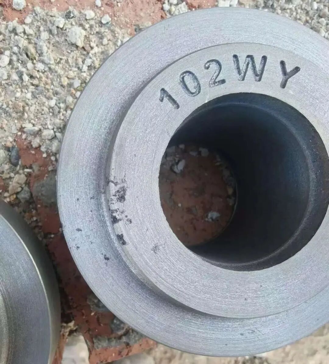 생사를 사용하여 회주철 부품을 생산할 때 모래 플러싱 결함의 특징은 무엇입니까? 슬래그 눈 결함의 차이점은 무엇입니까?