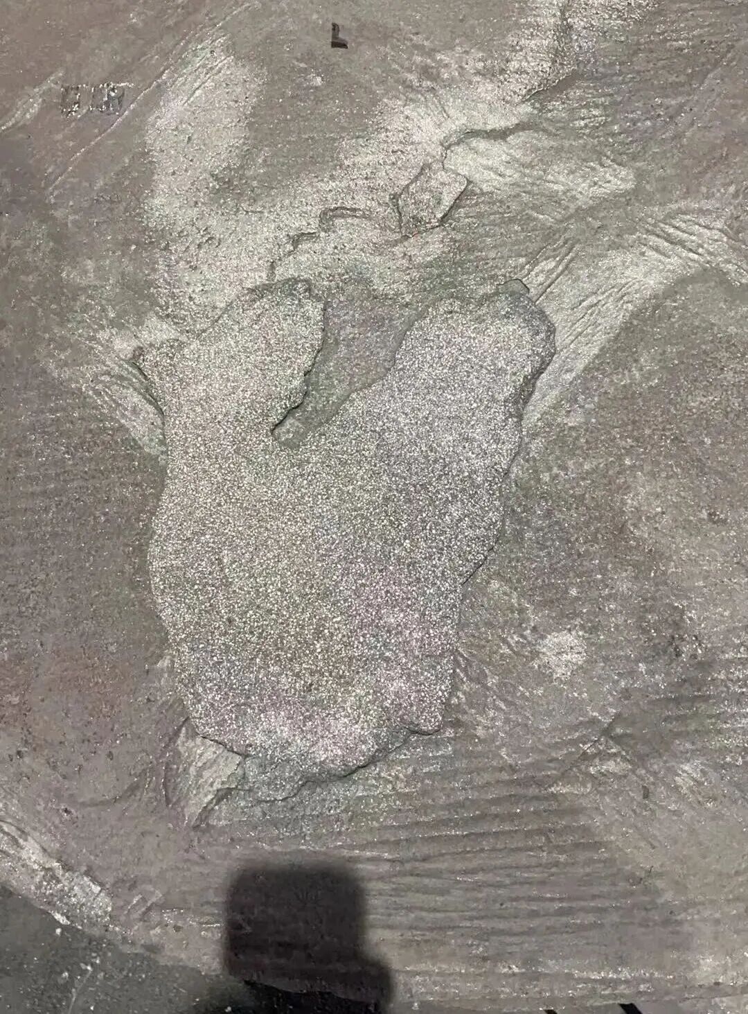 수지사주조로 생산된 회주철 부품의 윗면에 발생하는 모래 여드름과 같은 결함을 어떻게 해결할 수 있습니까?